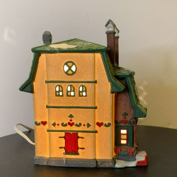 COPY - Dept 56 Elfie's Sleds & Skates North Pole Village Lighted Christmas Buil… - Picture 8 of 12